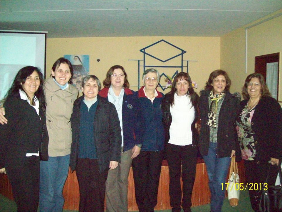 Adriana Musso junto a docentes y directivos del colegio