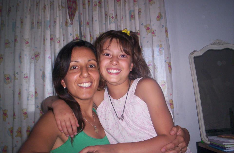 Carola Alonso junto a su hija